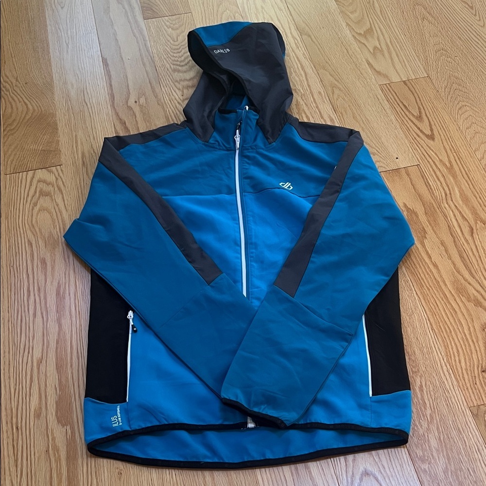 ILUS soft shell by Dare2B women’s medium mid layer zippered hoodie.
